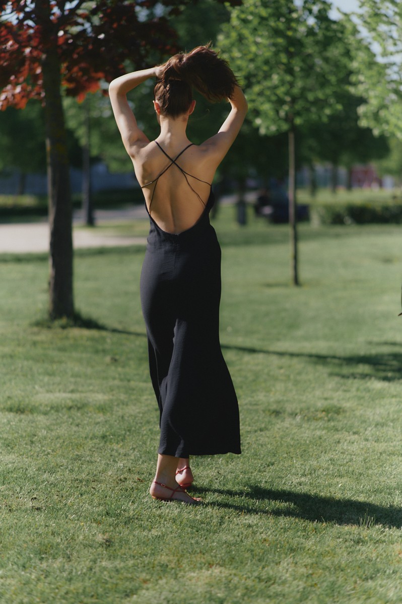 Dress with ties on the back black